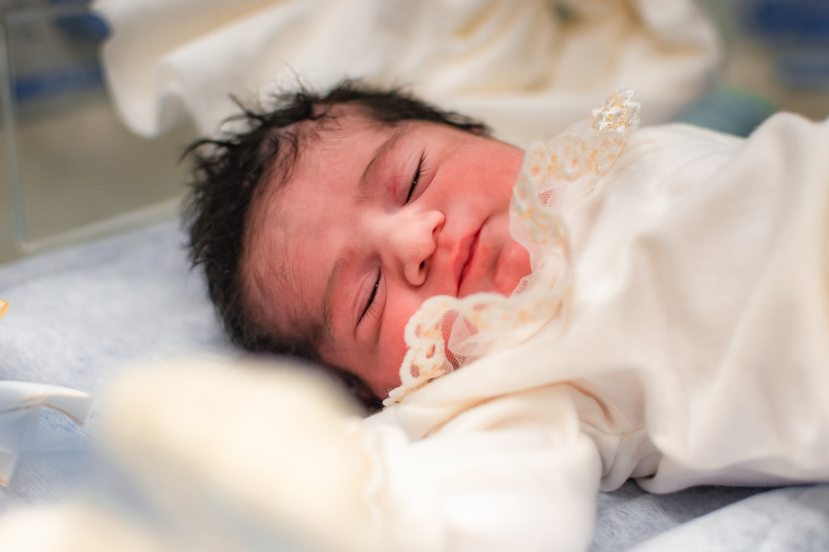 foto de parto em natal rn - detalhes do bebê com a primeira roupa