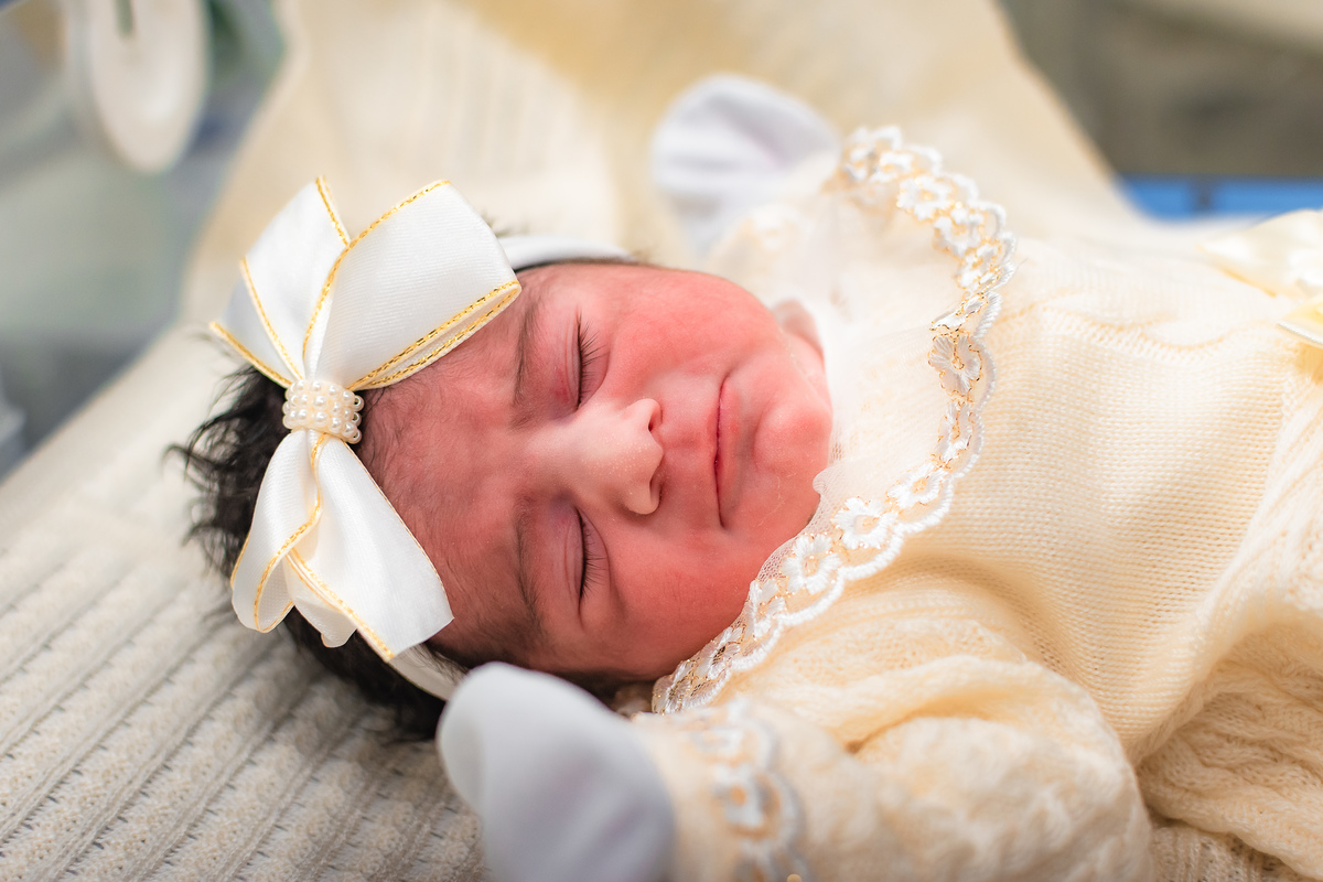 foto de parto em natal rn - detalhes do bebê com a primeira roupa