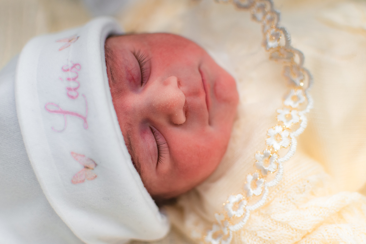 foto de parto em natal rn - detalhes do bebê com a primeira roupa