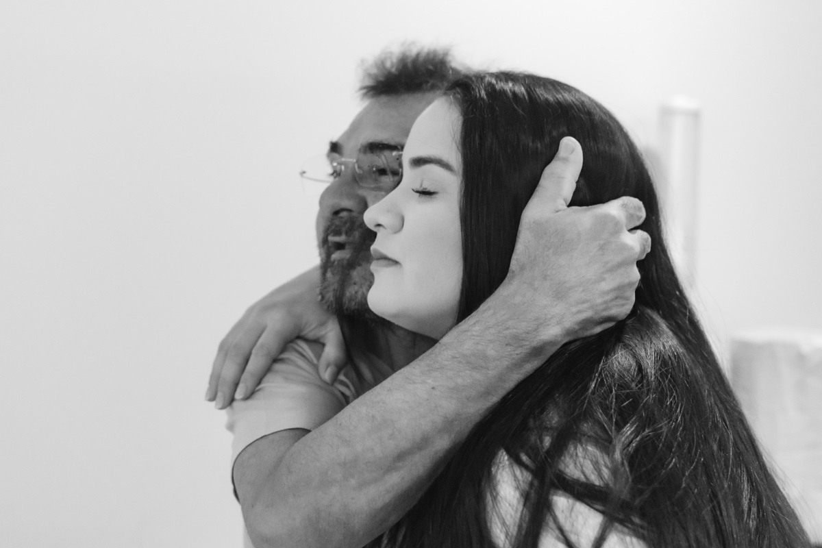foto de parto em natal rn - o abraço de avô e filha antes da neta nascer