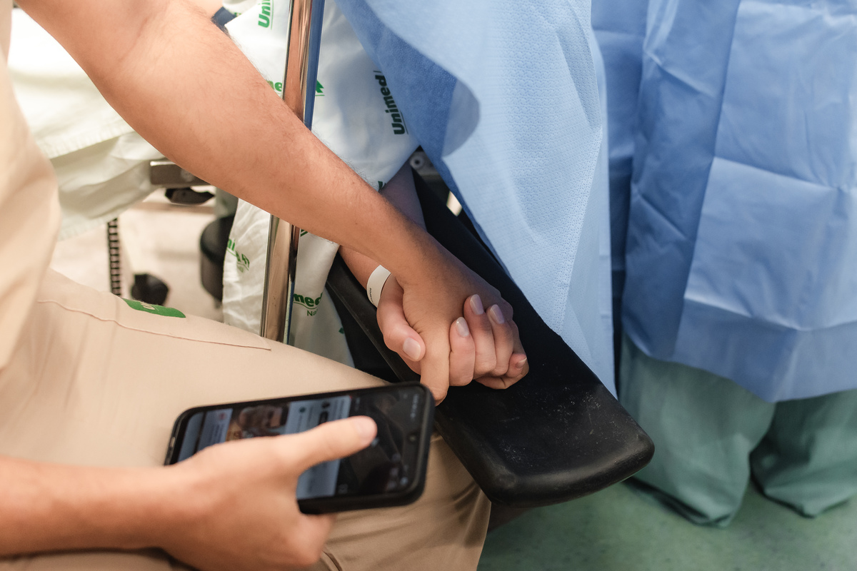 foto de parto em natal - carinho e cuidado do pai com a mãe