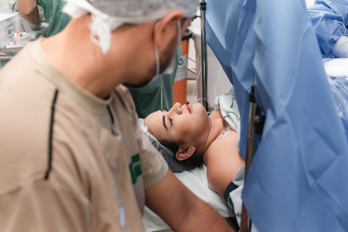 foto de parto em natal - carinho e cuidado do pai com a mãe