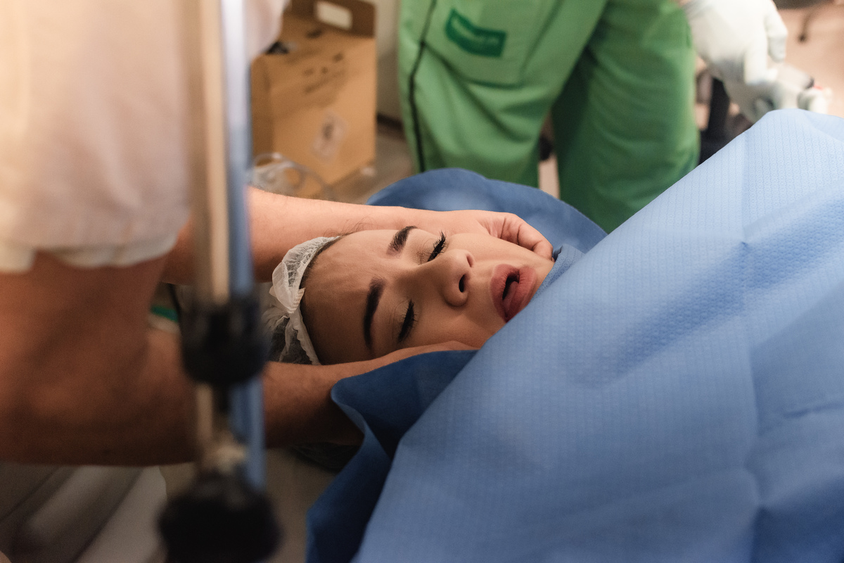 foto de parto em natal - a emoção no olhar da mãe ao ver sua bebê
