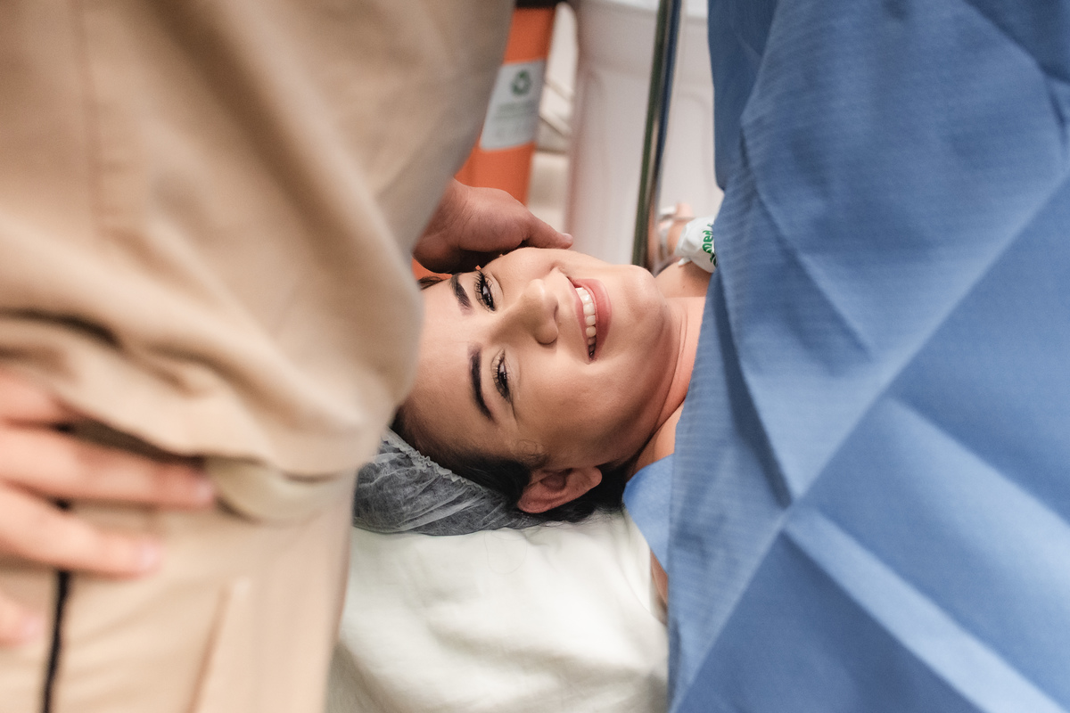 foto de parto em natal rn - sorriso da mãe após nascimento da sua filha