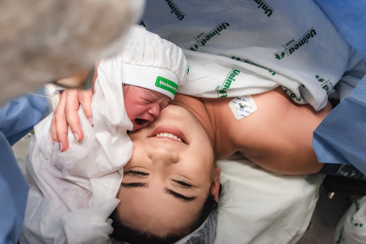 foto de parto em natal rn - um beijinho do bebê na sua mãe