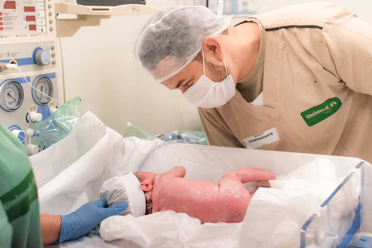 foto de parto em Natal rn - pai atencioso 