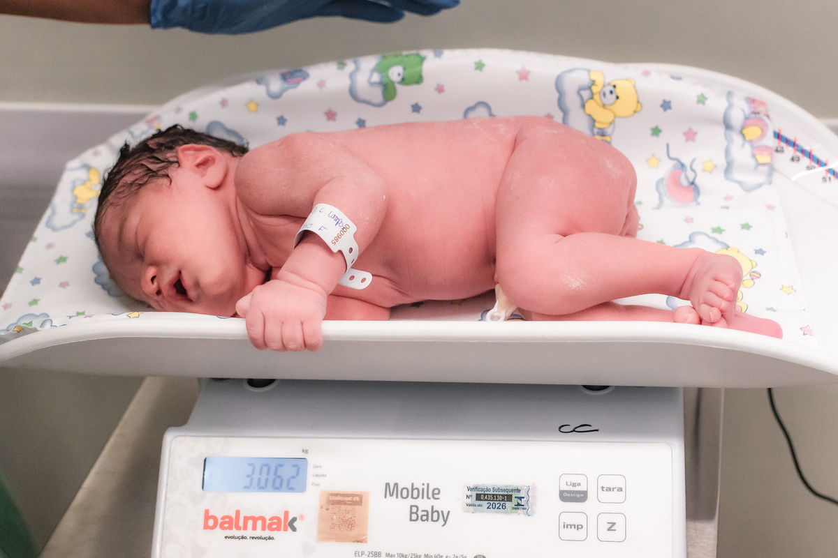 foto de parto em natal - pesando o bebê