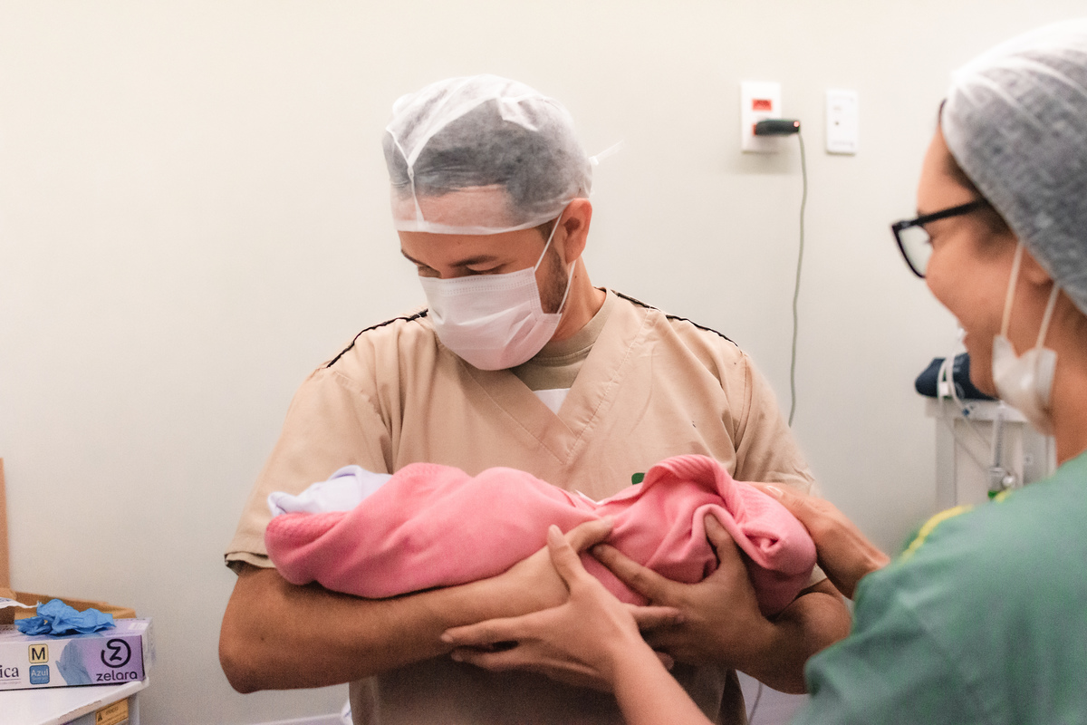 foto de parto em natal rn - primeira vez no colo do pai