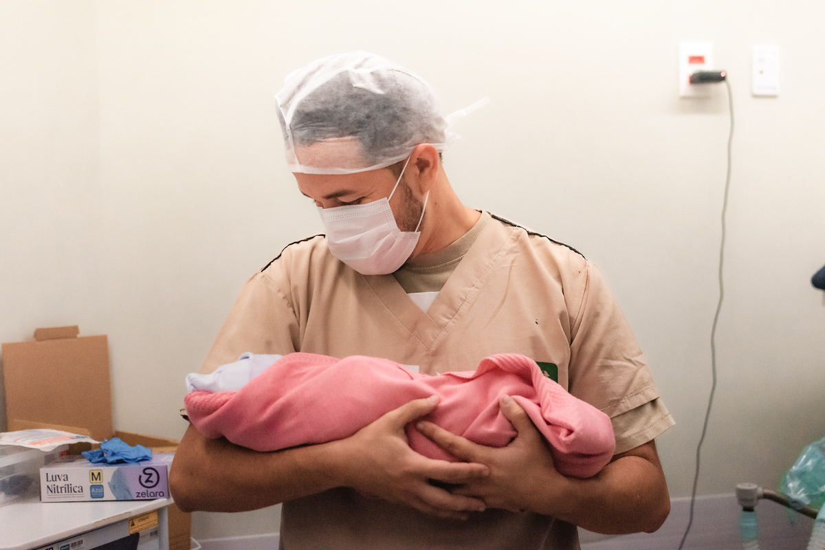 foto de parto em natal rn - primeira vez no colo do pai