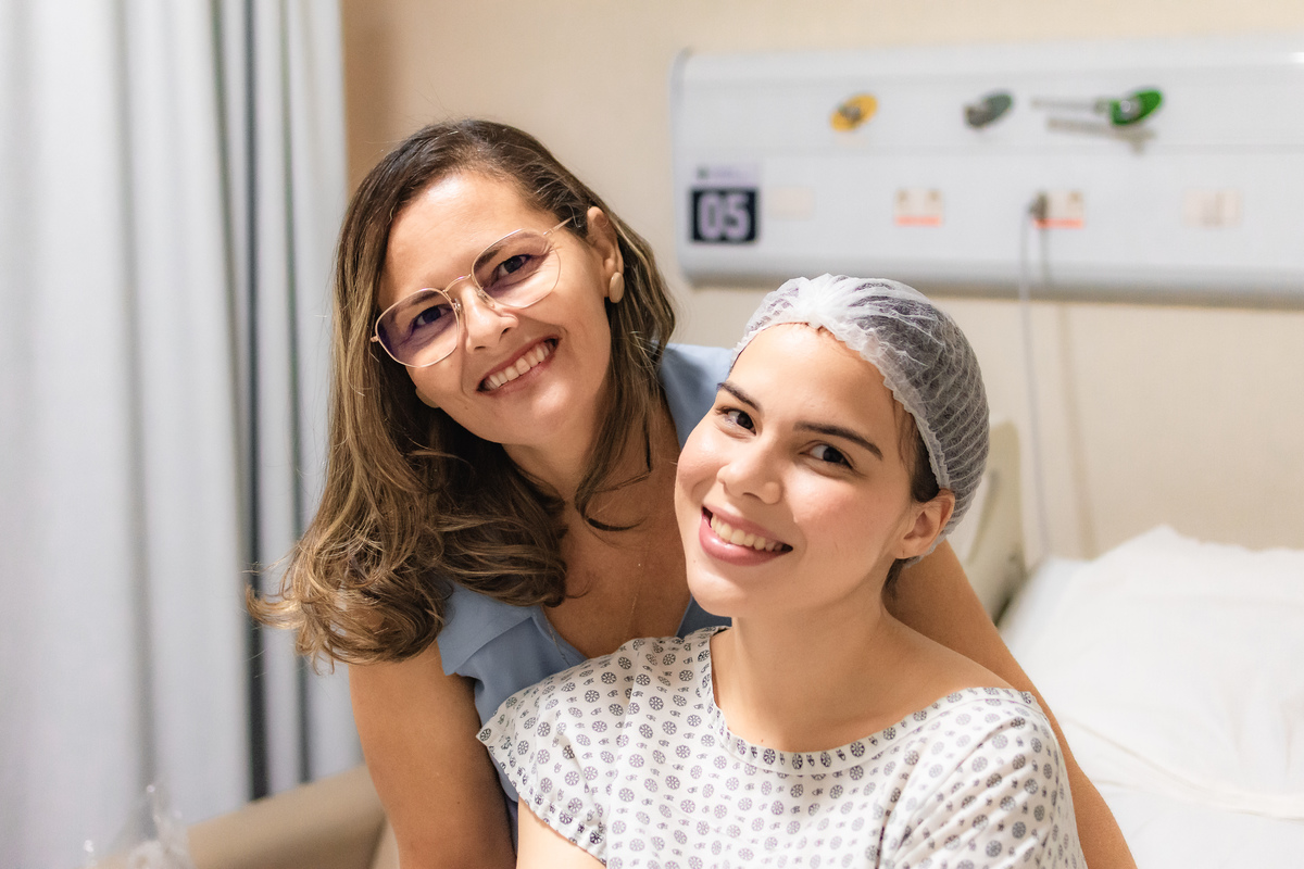 foto de parto por andré pontes - avó cuidadndo da filha