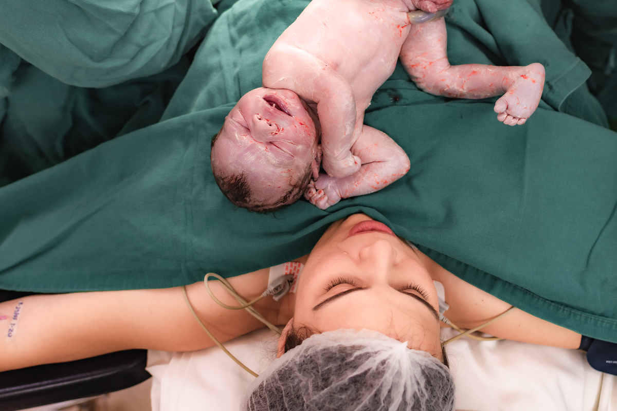 foto de parto por andré pontes - colo de mãe