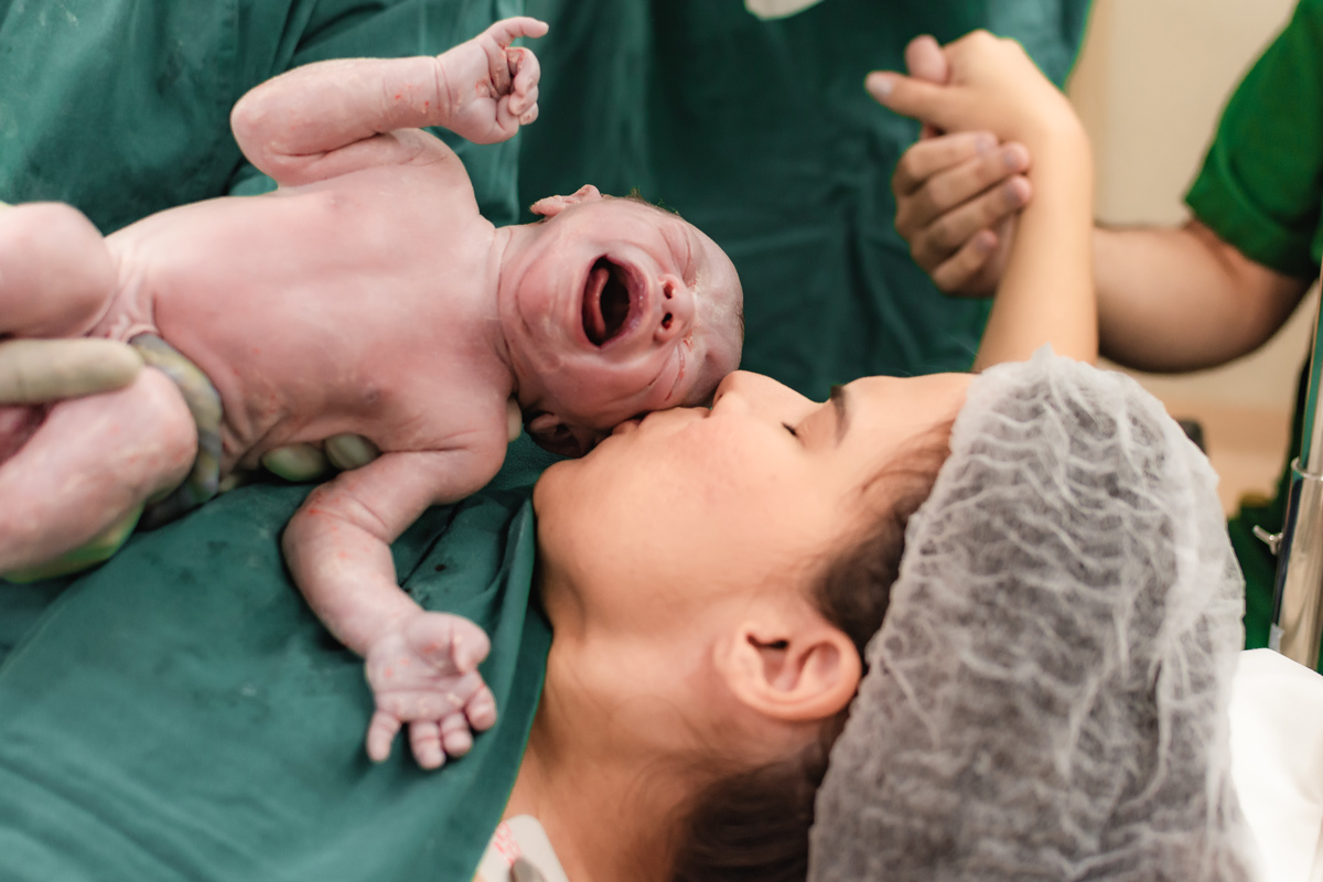 foto de parto por andré pontes - o primeiro choro e o primeiro carinho