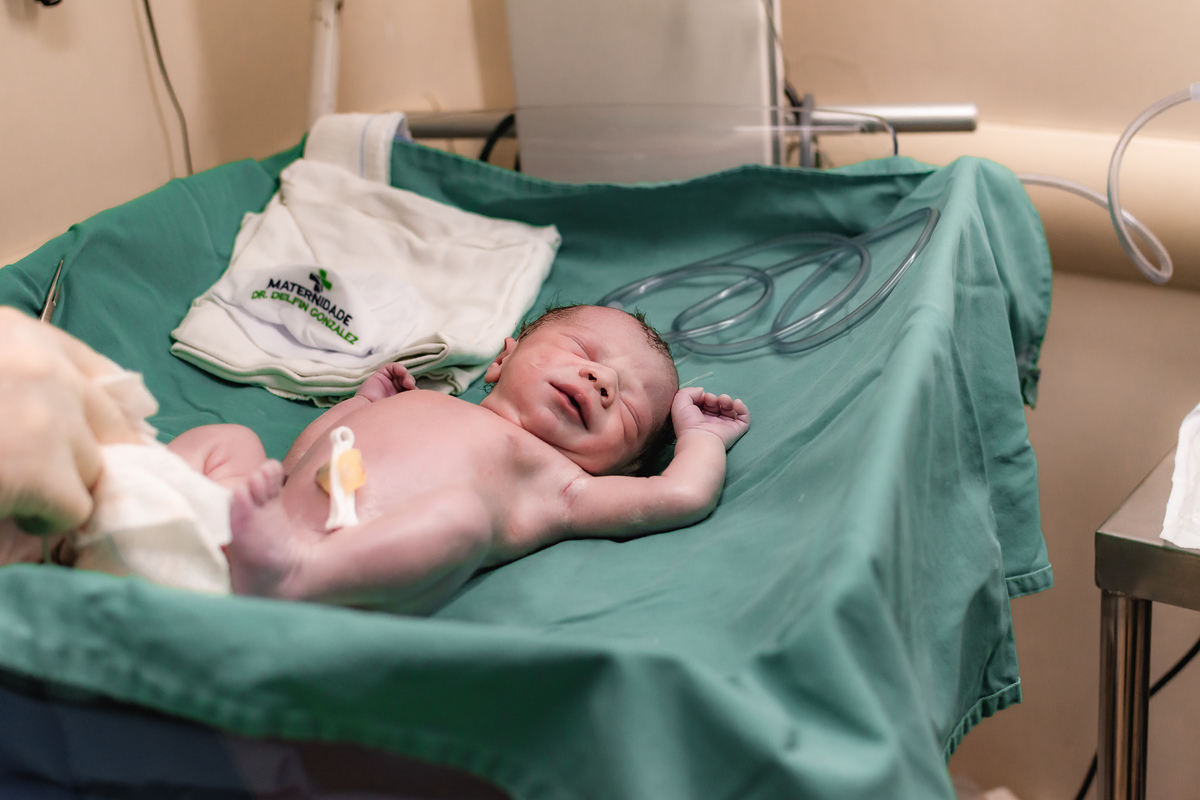 foto de parto por andré pontes - primeiros cuidados com o bebê