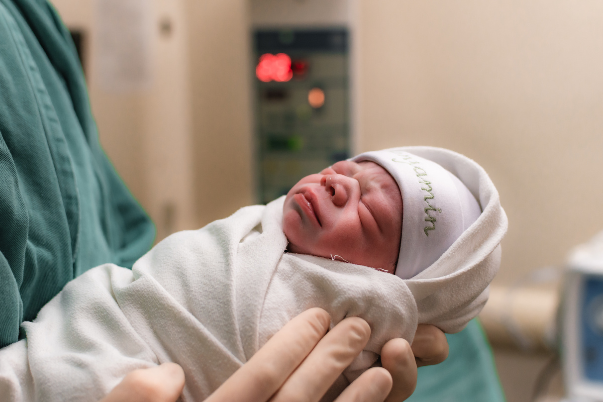 foto de parto por andré pontes - o bebê recém nascido