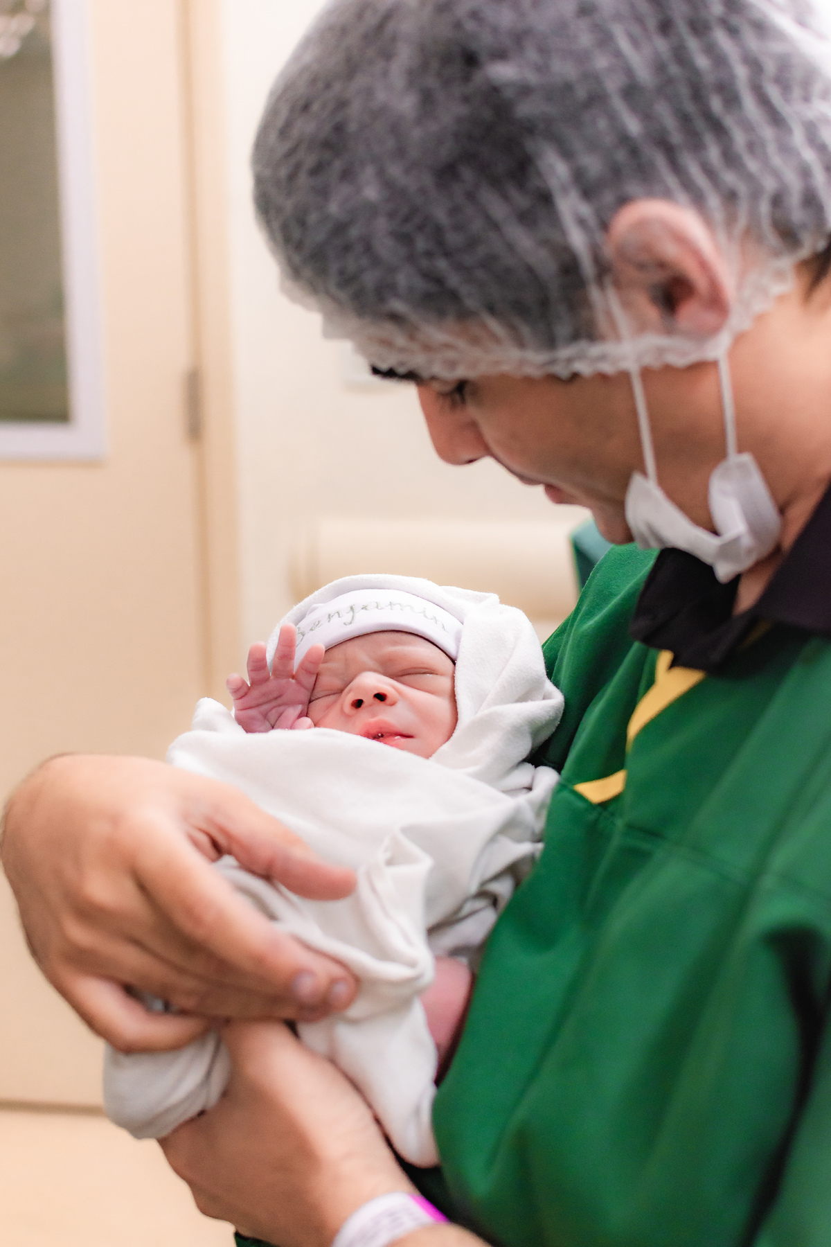 foto de parto por andré pontes - bebê no colo do pai 