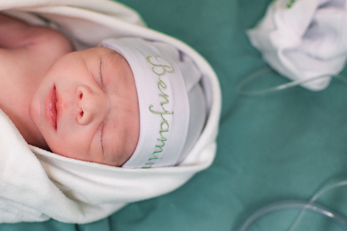 foto de parto por andré pontes - detalhes do bebê