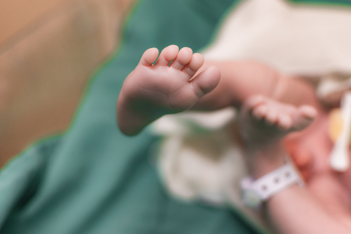 foto de parto por andré pontes - detalhes do bebê