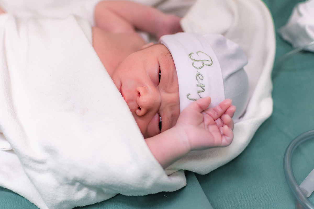 foto de parto por andré pontes - detalhes do bebê
