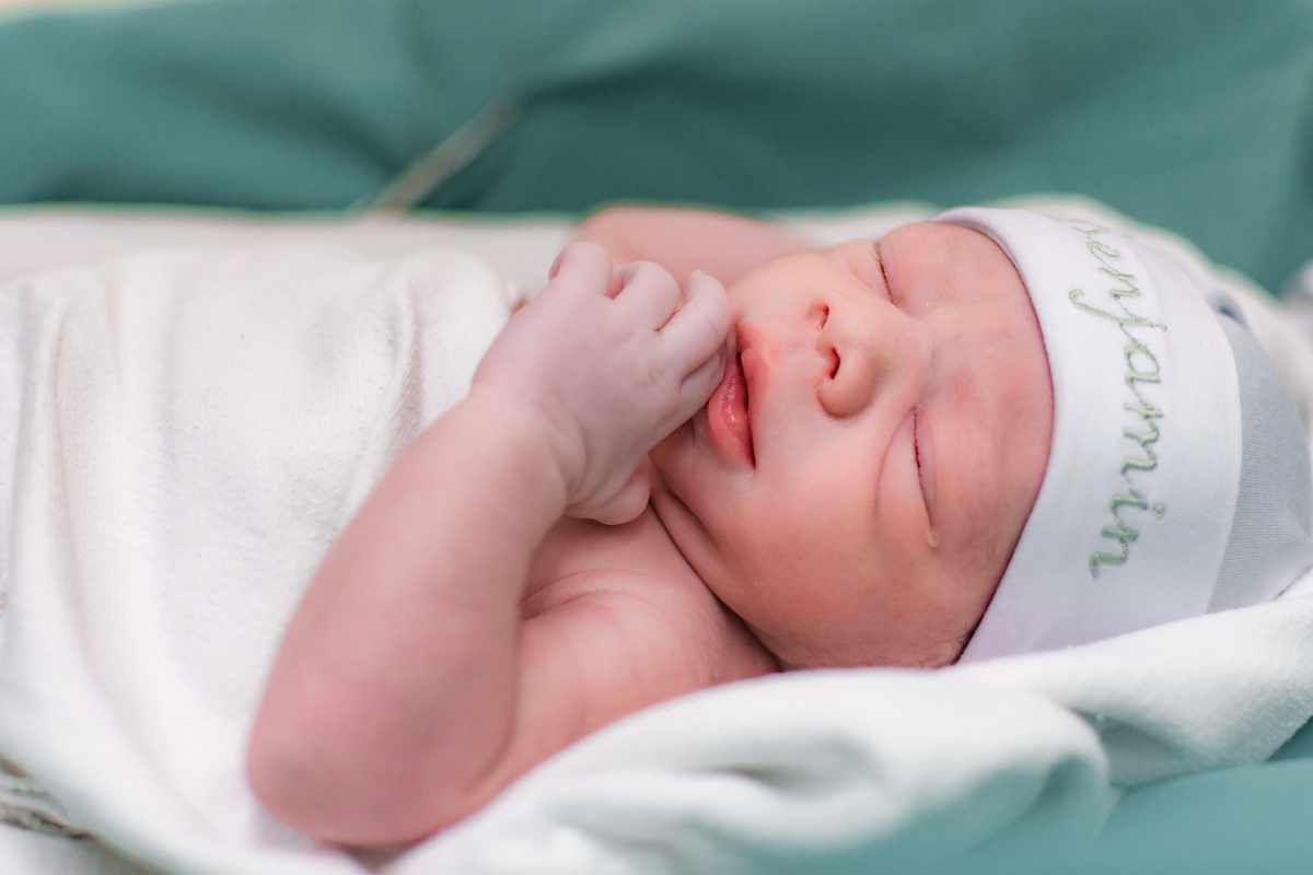 foto de parto por andré pontes - detalhes do bebê