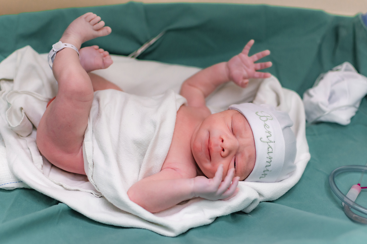 foto de parto por andré pontes - detalhes do bebê