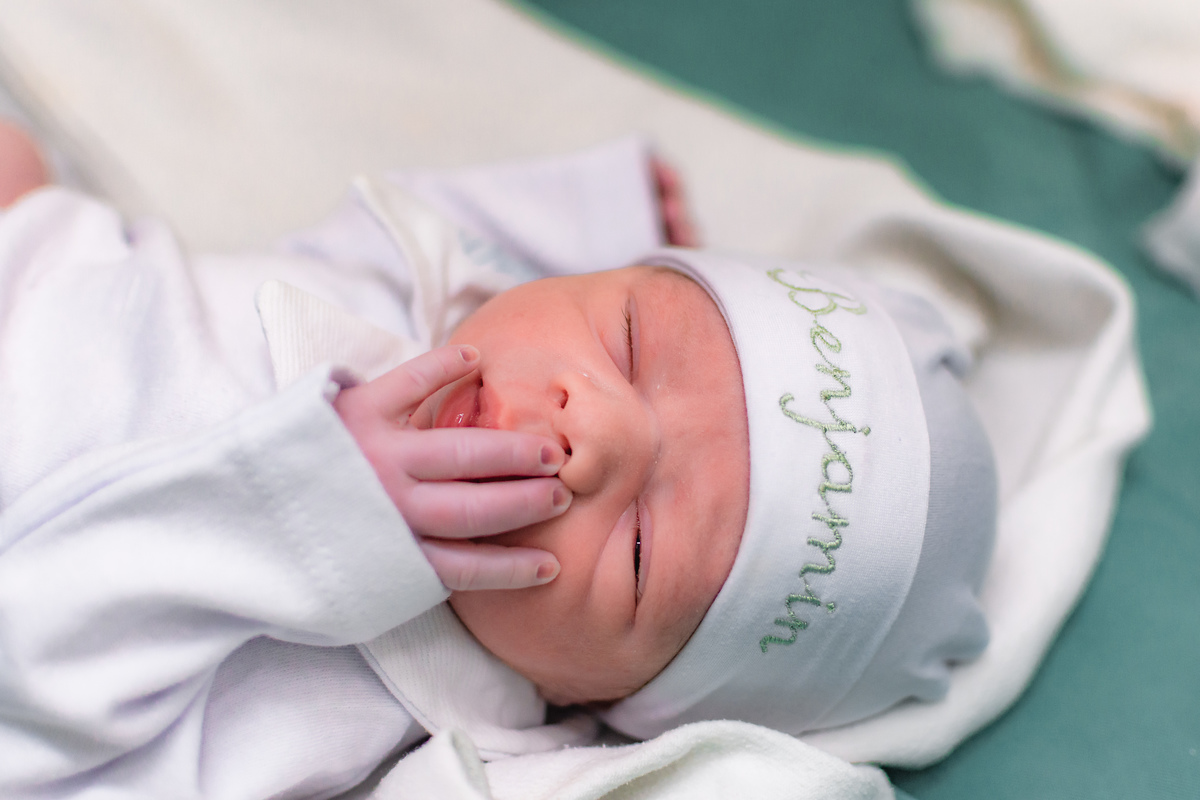 foto de parto por andré pontes - detalhes do bebê