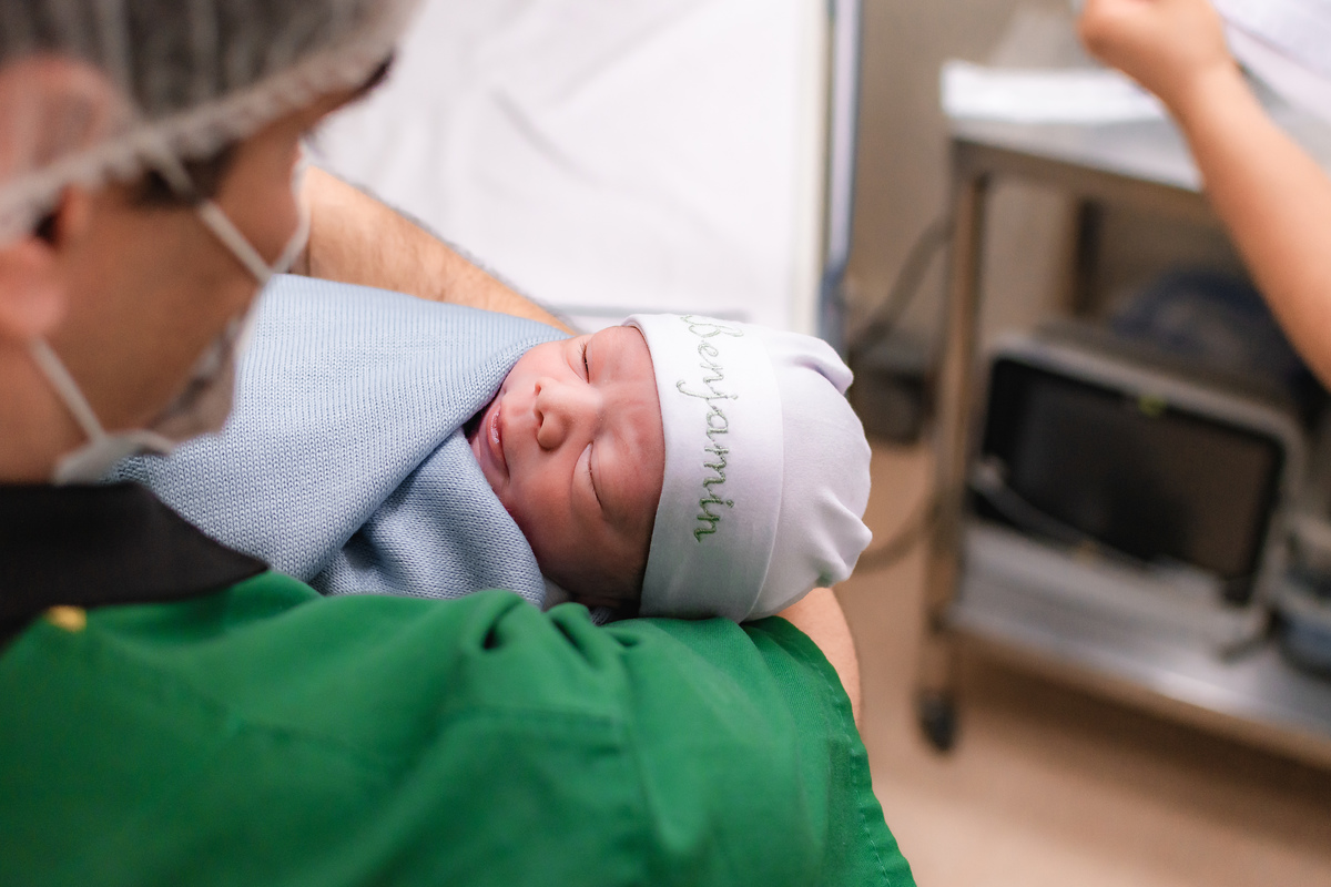 foto de parto por andré pontes - bebê no colo do pai