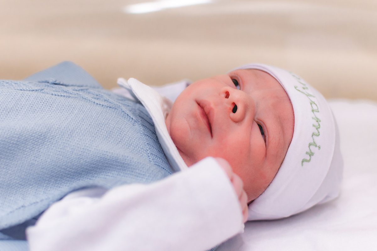 foto de parto por andré pontes - detalhes do bebê