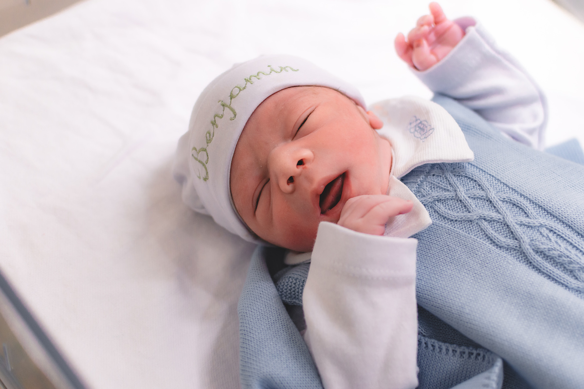 foto de parto por andré pontes - detalhes do bebê