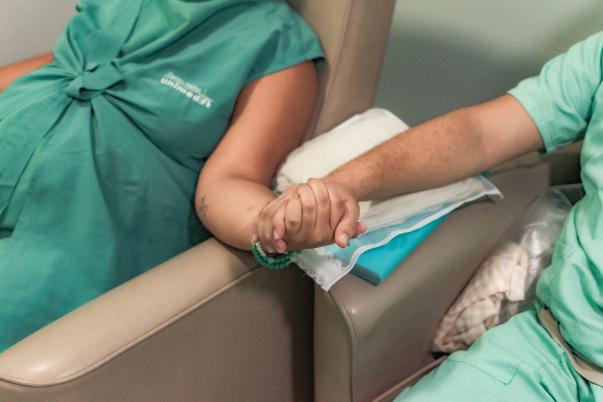 foto de parto em Natal por André Pontes - mãos dadas