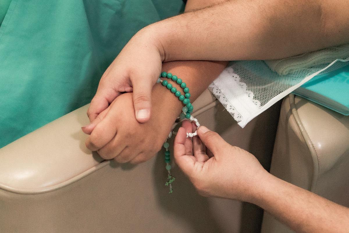 foto de parto em Natal por André Pontes - detalhe de fé