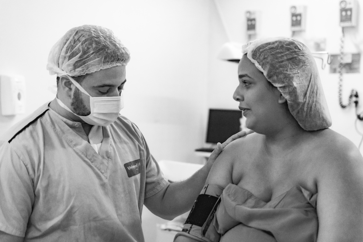 foto de parto em Natal por André Pontes - pai cuidando da emoção da mãe