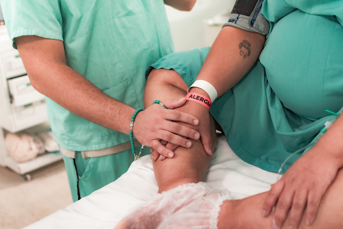foto de parto em Natal por André Pontes - pai cuidando da mãe