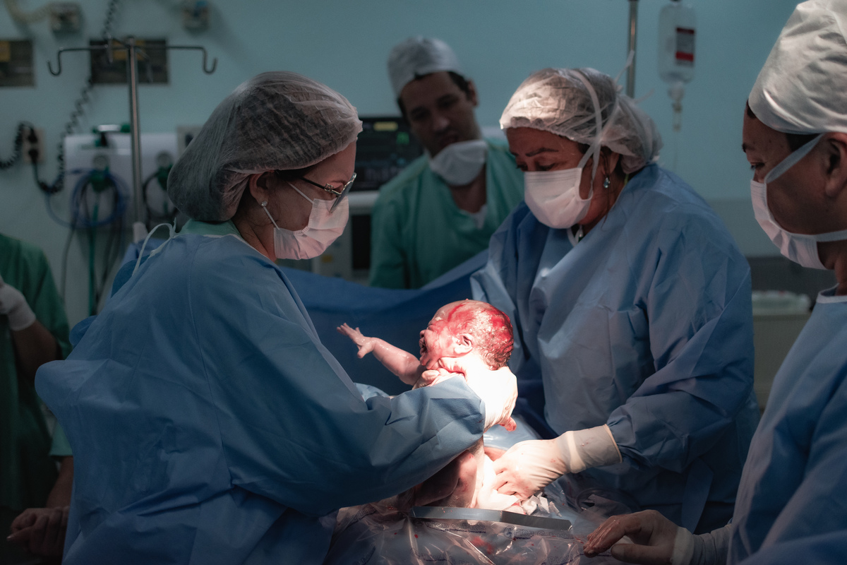 foto de parto em Natal por André Pontes - bebê vindo à luz