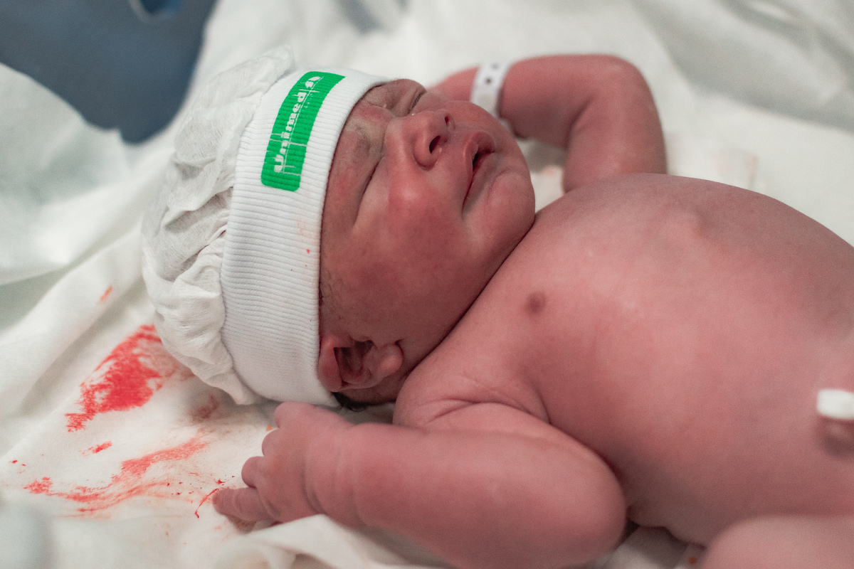 foto de parto em Natal por André Pontes - detalhes do bebê