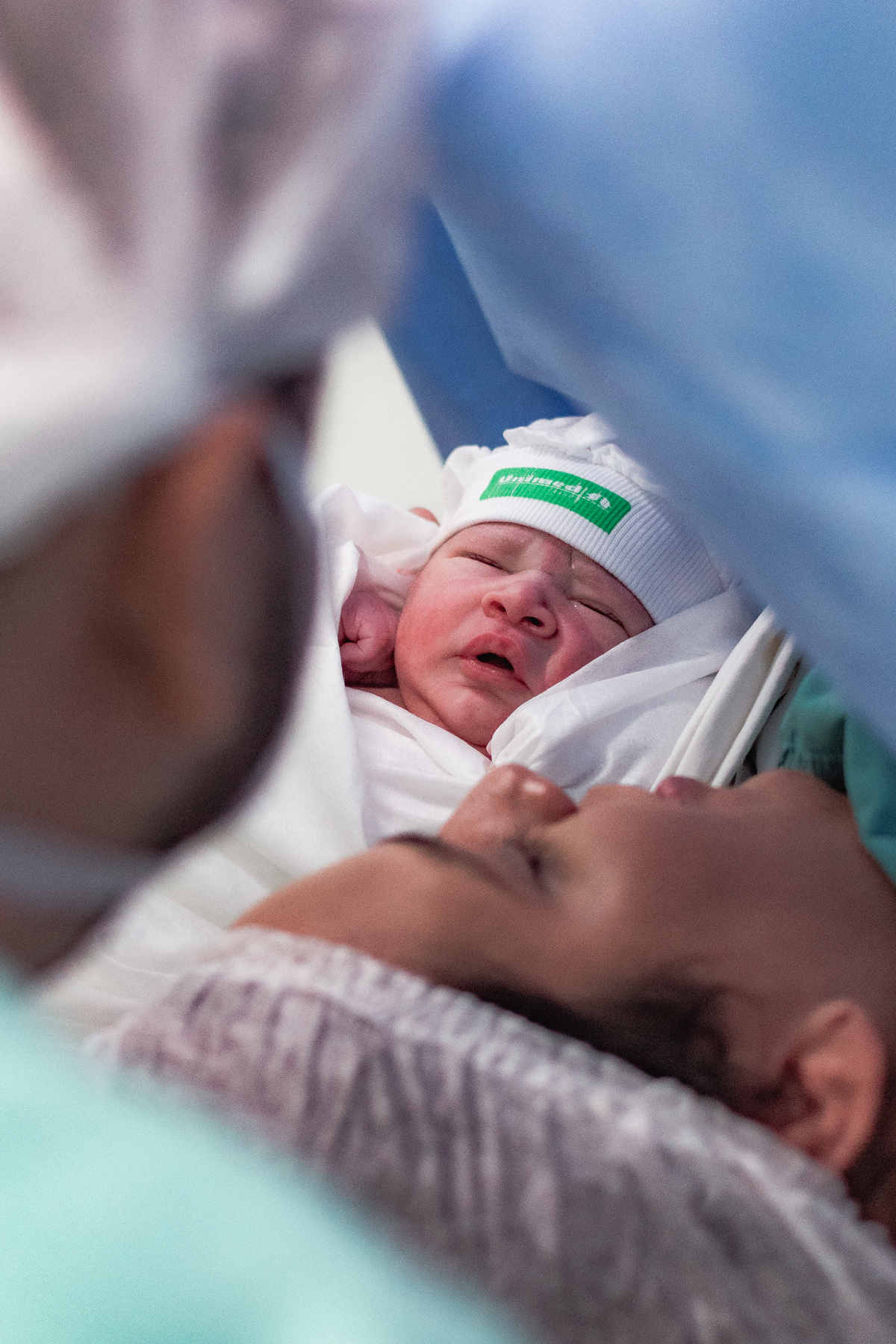 foto de parto em Natal por André Pontes - bebê sendo recebido pelos pais
