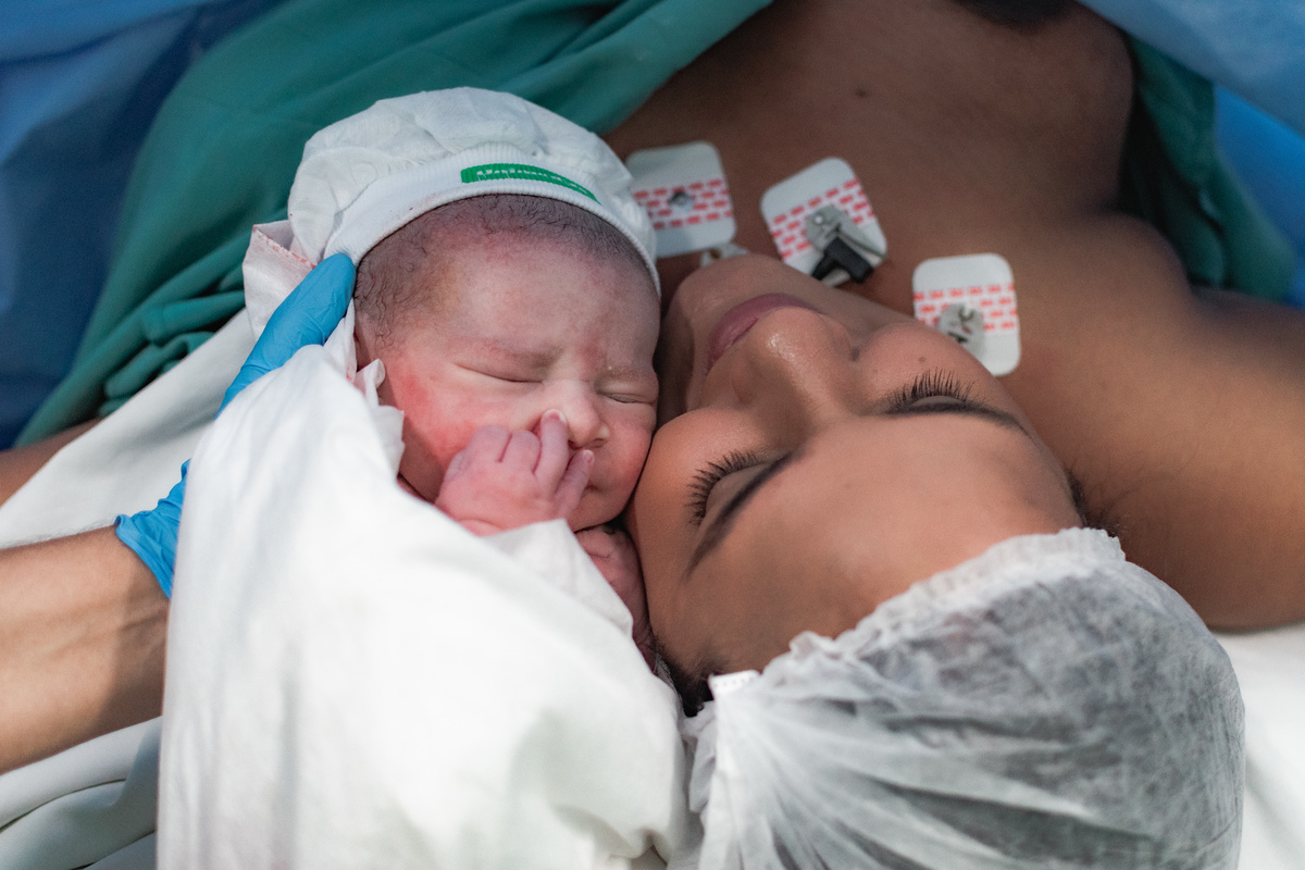 foto de parto em Natal por André Pontes - bebê aconchegado com a mãe