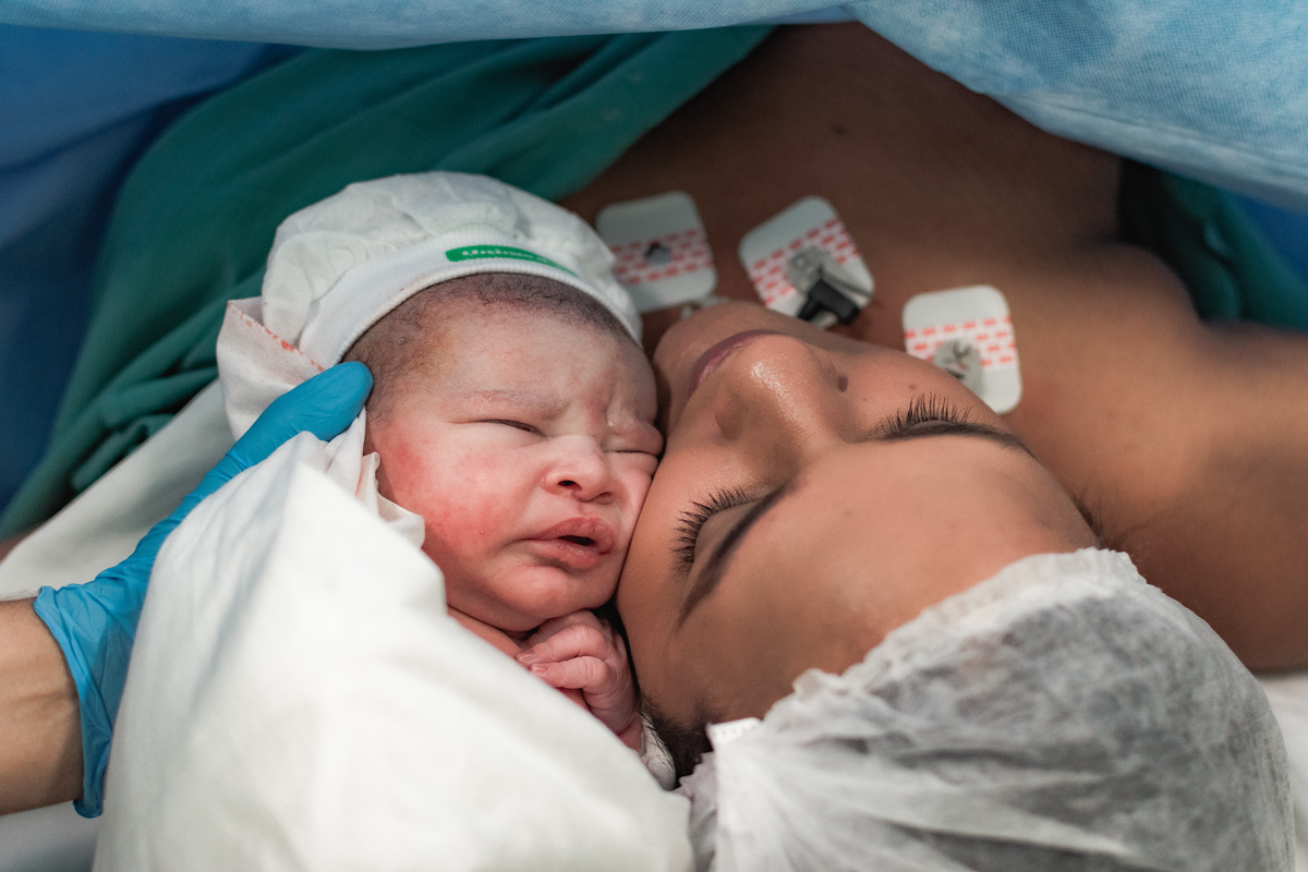foto de parto em Natal por André Pontes - bebê aconchegado com a mãe