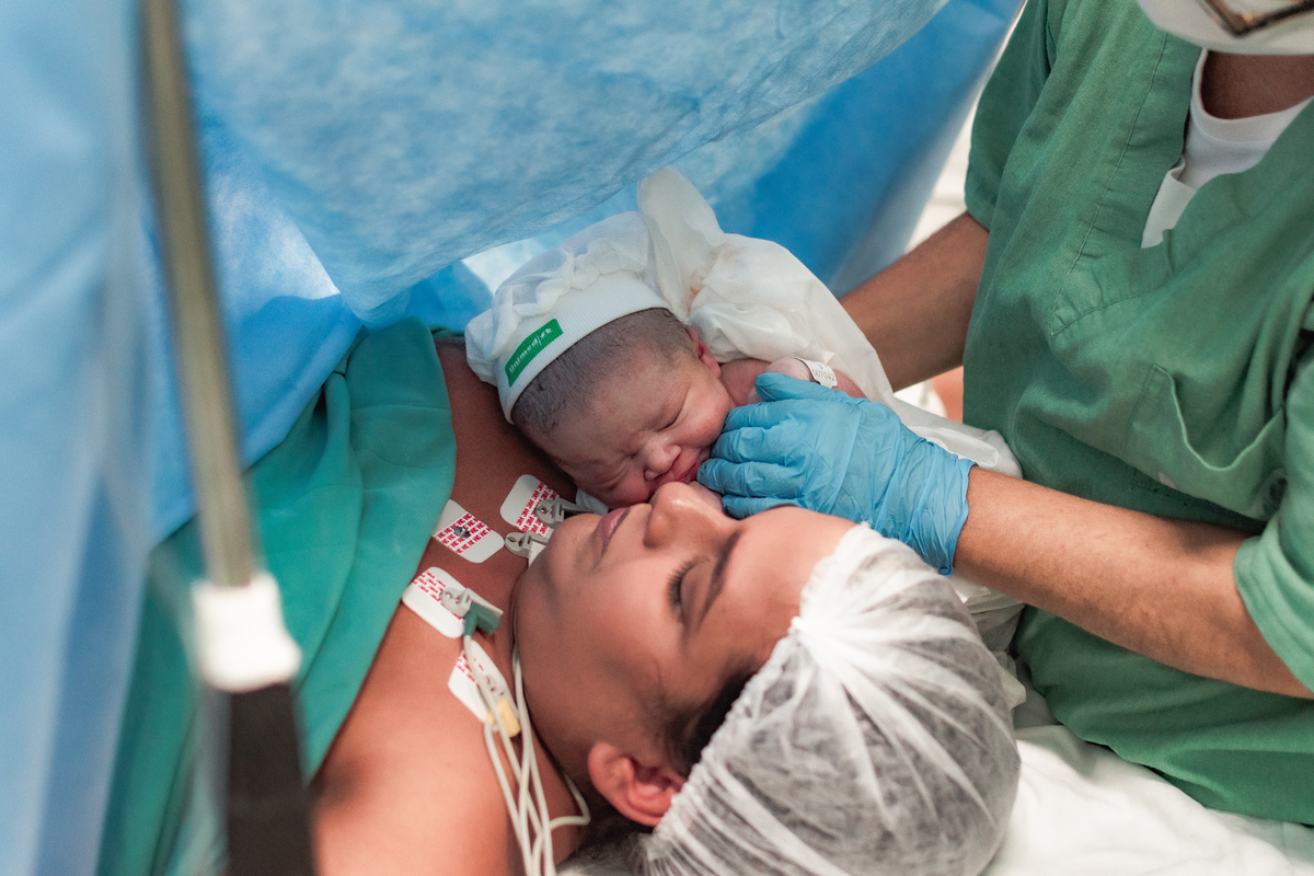 foto de parto em Natal por André Pontes - aconchego com a mãe