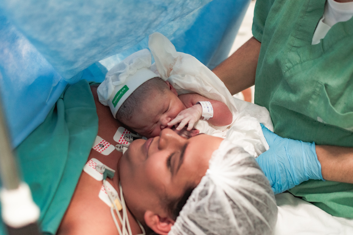 foto de parto em Natal por André Pontes - aconchego com a mãe