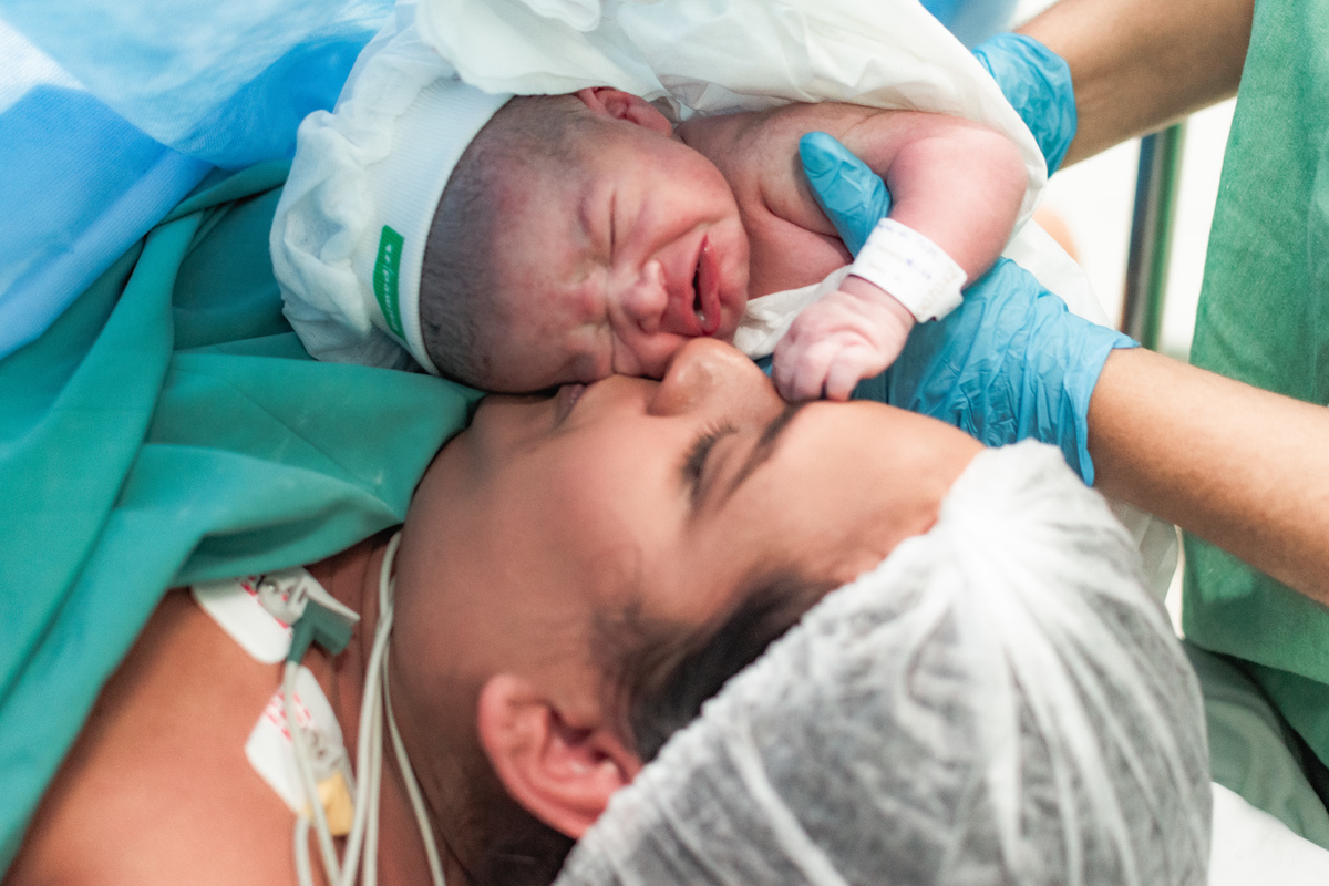 foto de parto em Natal por André Pontes - choro e beijo