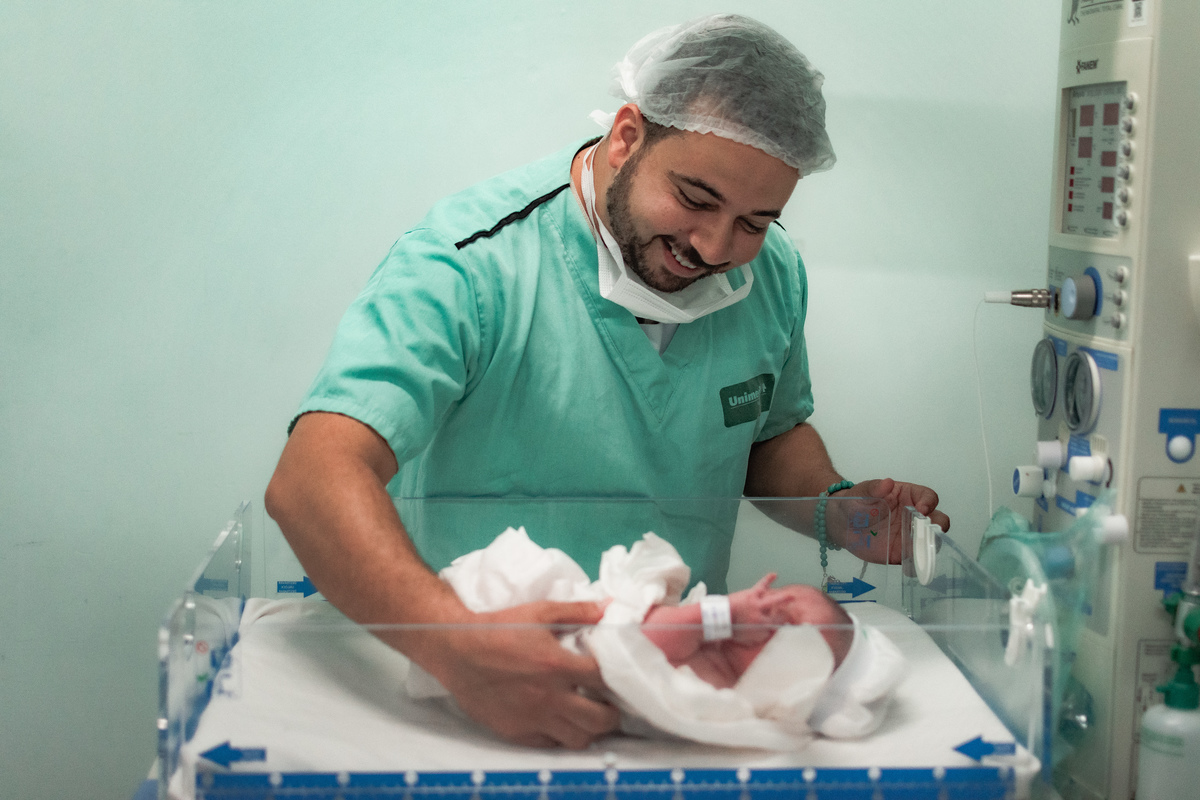 foto de parto em Natal por André Pontes - pai cuidando do bebê