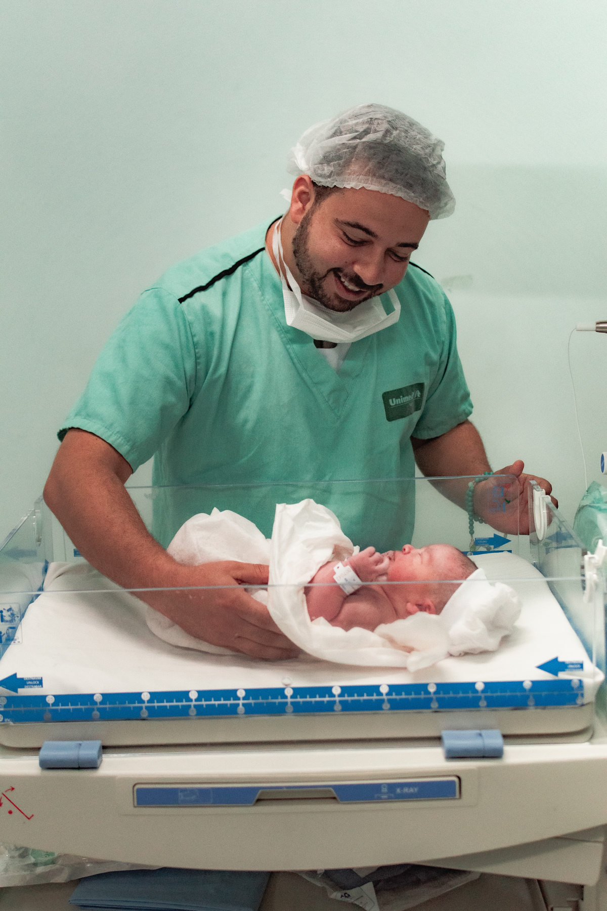 foto de parto em Natal por André Pontes - pai cuidando do bebê