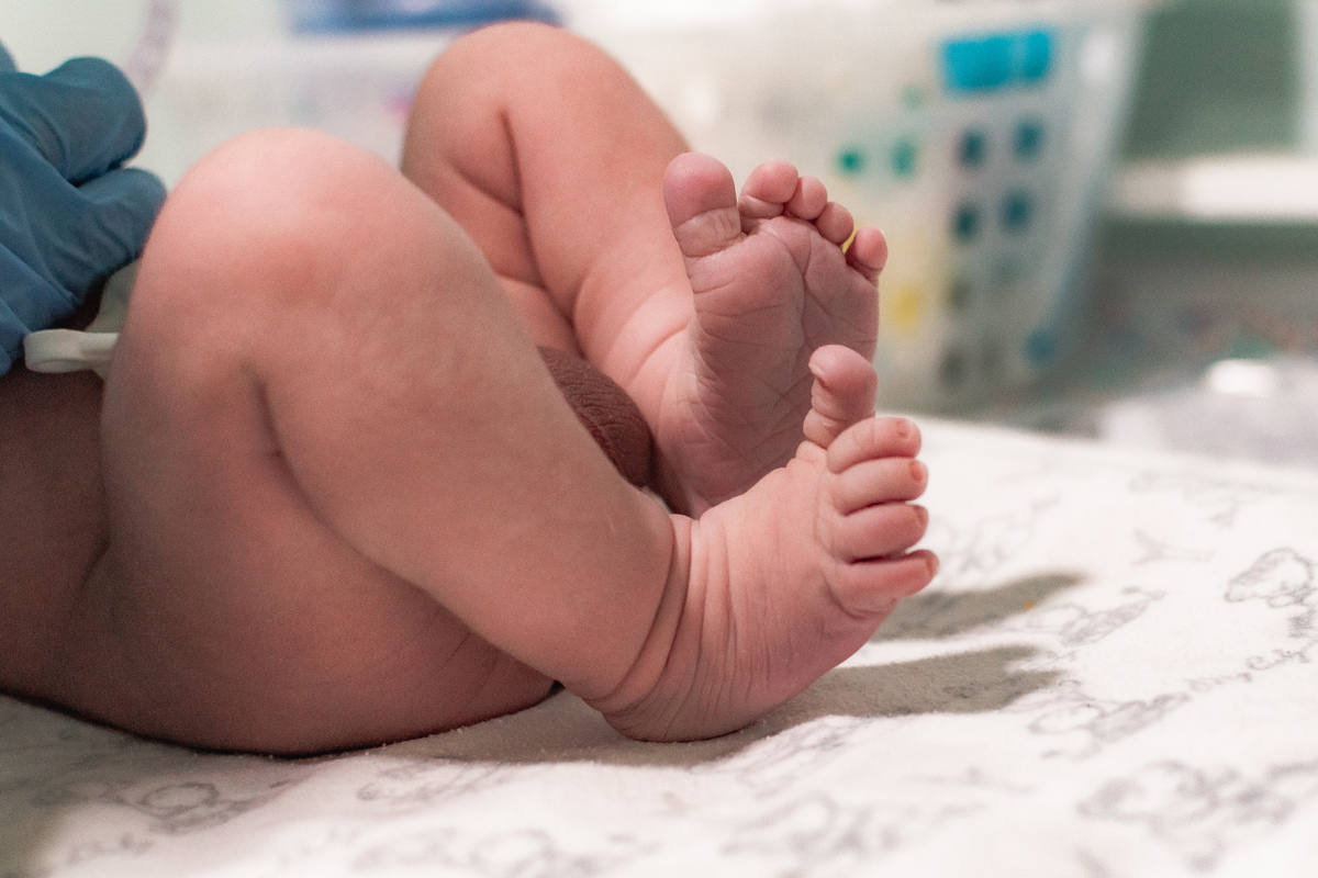 foto de parto em Natal por André Pontes - pezinhos do bebê