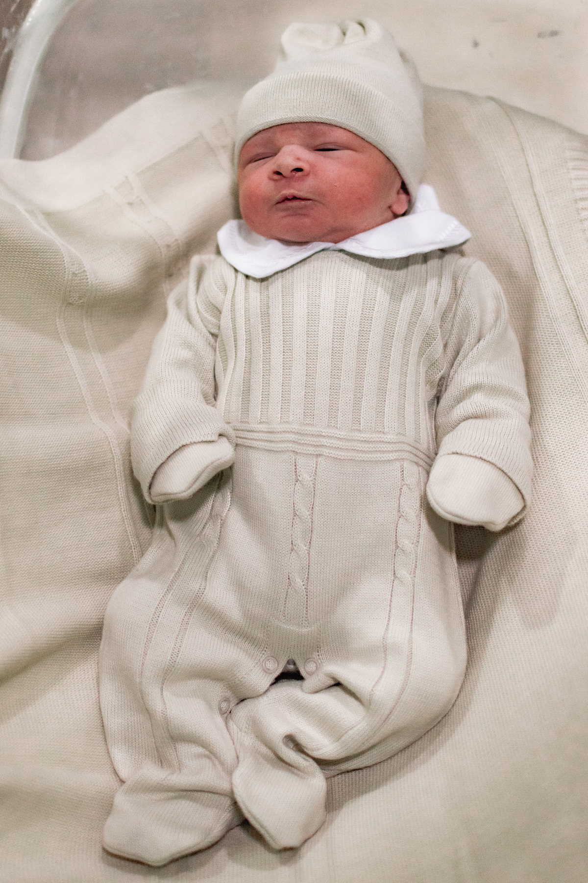 foto de parto em Natal por André Pontes - bebê com a primeira roupa