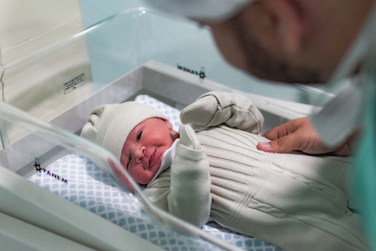 foto de parto em Natal por André Pontes - pai cuidando do bebê