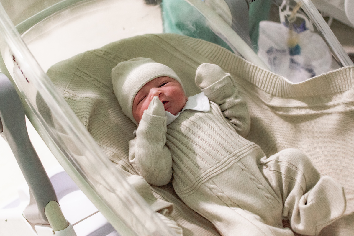 foto de parto em Natal por André Pontes - bebê no berço