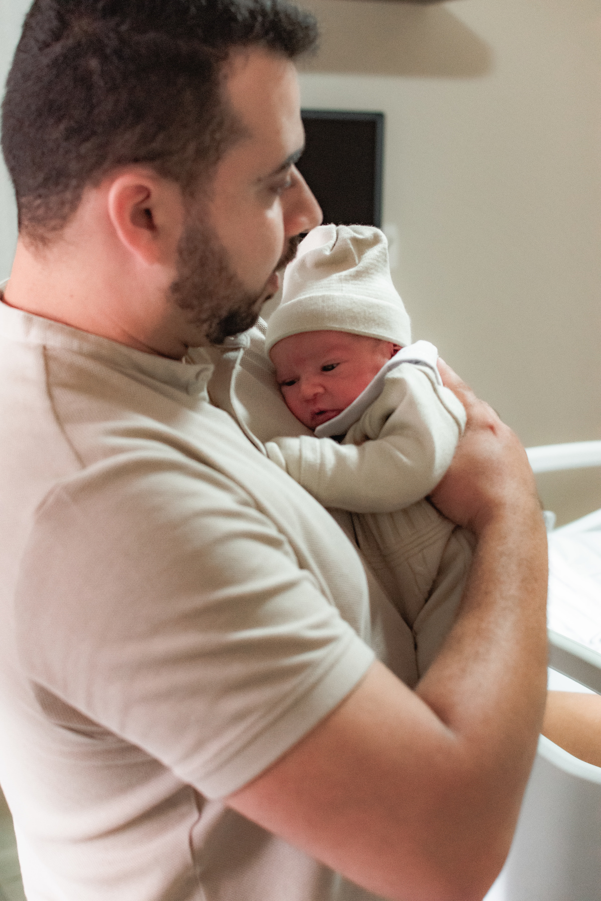 foto de parto em Natal por André Pontes - pai cuidando do bebê