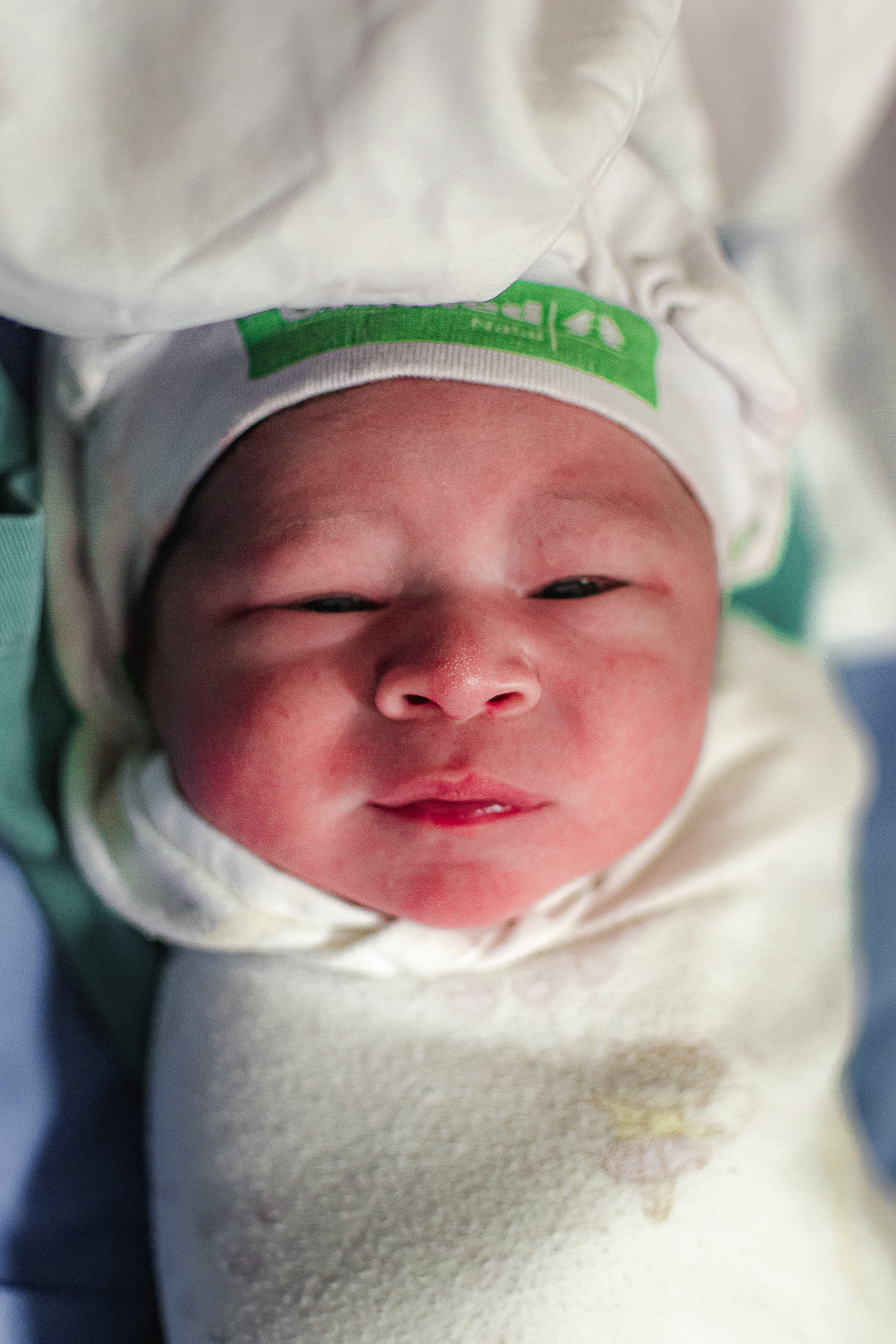 fotografia de parto pelo fotografo de parto andré pontes - detalhes do bebê