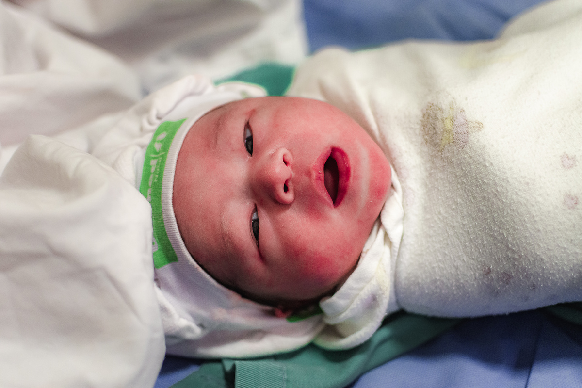 fotografia de parto pelo fotografo de parto andré pontes - detalhes do bebê