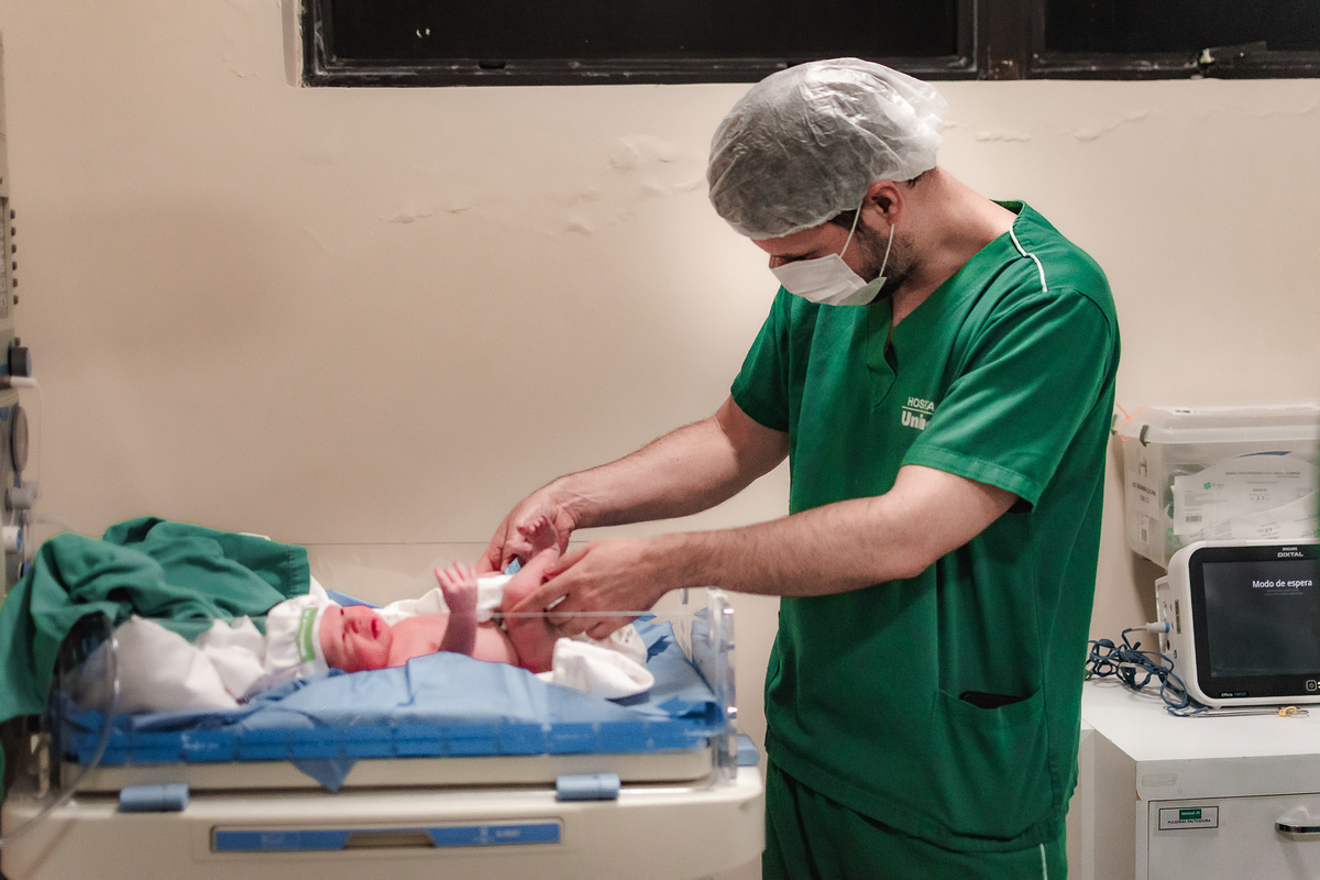 fotografia de parto pelo fotografo de parto andré pontes - pai brincando com o bebê